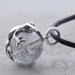 Frog ball pendants Himalayan crystal leather cord necklace 第4張的照片