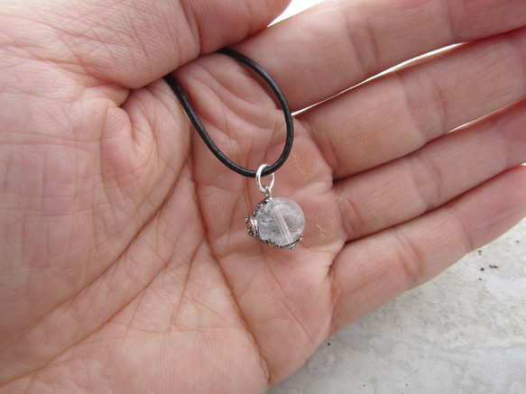 Frog ball pendants Himalayan crystal leather cord necklace 第5張的照片