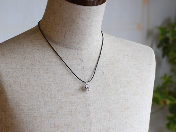 Frog ball pendants Himalayan crystal leather cord necklace 第7張的照片