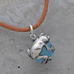 Frog ball pendant aquamarine leather cord necklace 第3張的照片