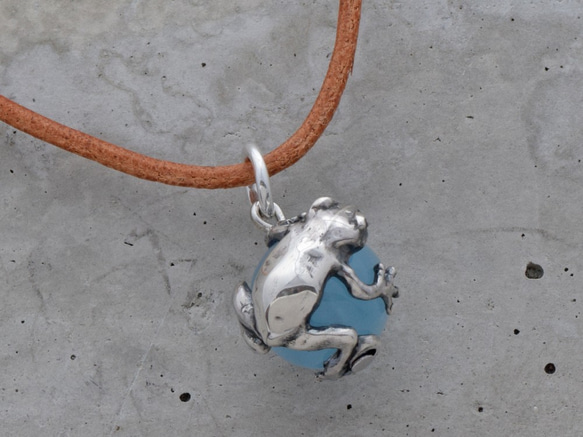 Frog ball pendant aquamarine leather cord necklace 第3張的照片