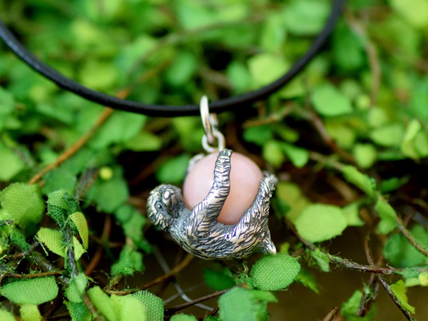 スロ〜ライフなナマケモノ玉ペンダント　ピンクオパール 　革ヒモネックレス付き