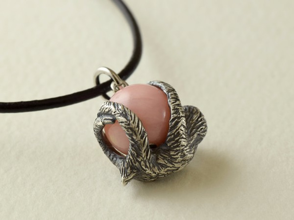 Sloth ball pendant pink opal leather cord necklace 第3張的照片