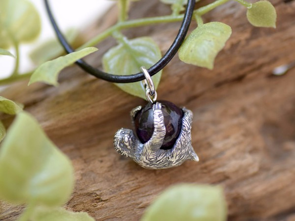 Sloth ball pendant sugilite leather cord necklace 第1張的照片