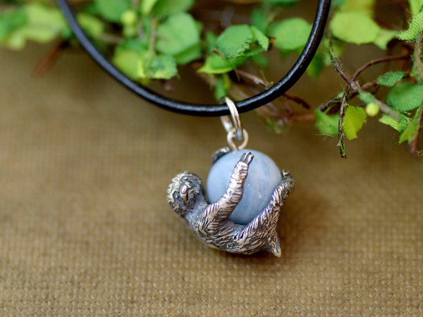 スロ〜ライフなナマケモノ玉ペンダント　アクアマリン  　革ヒモネックレス付き