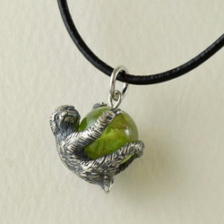 Sloth ball pendant peridot leather cord necklace 第2張的照片