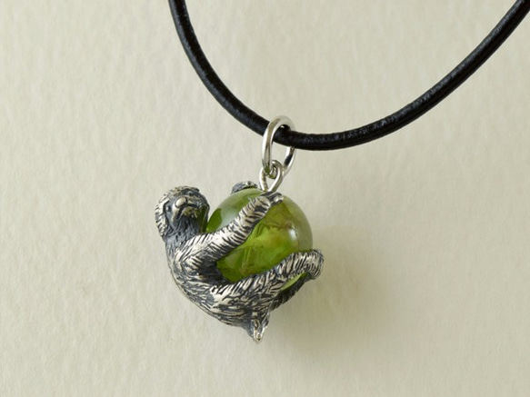 Sloth ball pendant peridot leather cord necklace 第2張的照片