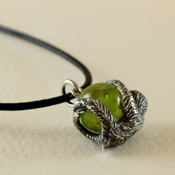 Sloth ball pendant peridot leather cord necklace 第3張的照片