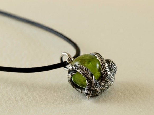 Sloth ball pendant peridot leather cord necklace 第3張的照片