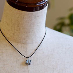 Sloth ball pendant Blue topaz leather cord necklace 第4張的照片