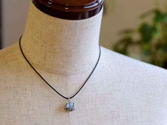 Sloth ball pendant Blue topaz leather cord necklace 第4張的照片