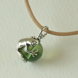 frog ball pendant Green amber leather cord necklace 第2張的照片