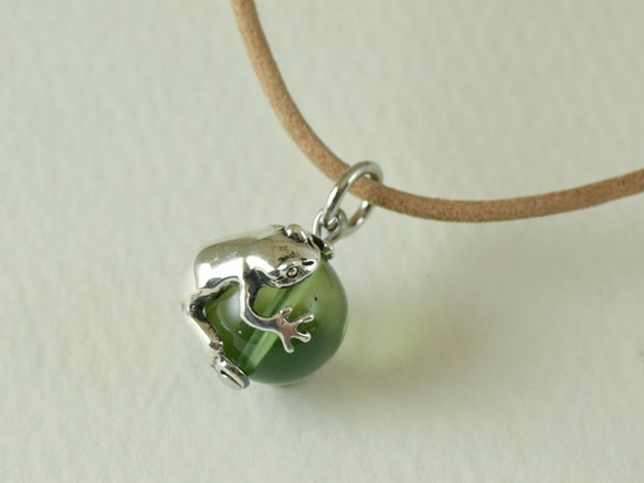 frog ball pendant Green amber leather cord necklace 第2張的照片