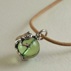 frog ball pendant Green amber leather cord necklace 第4張的照片