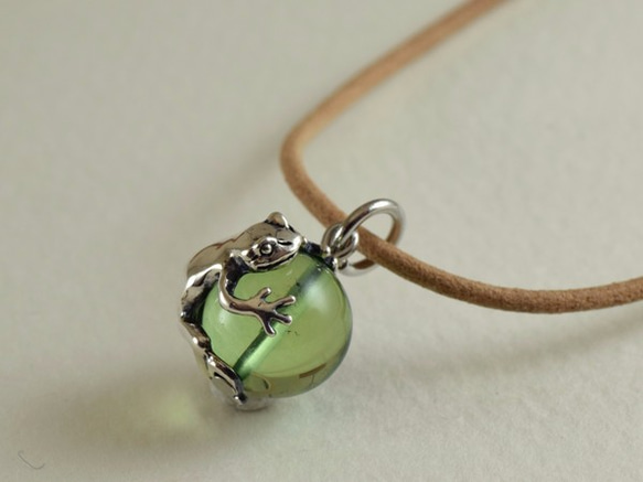 frog ball pendant Green amber leather cord necklace 第4張的照片