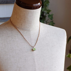 frog ball pendant Green amber leather cord necklace 第6張的照片