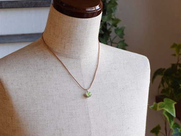 frog ball pendant Green amber leather cord necklace 第6張的照片