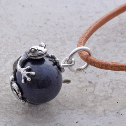 Frog ball pendant sapphire leather cord necklace 第1張的照片