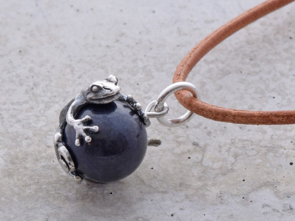 Frog ball pendant sapphire leather cord necklace 第1張的照片