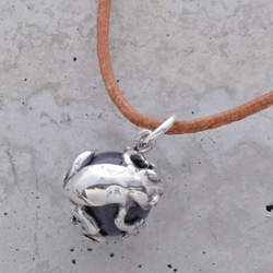 Frog ball pendant sapphire leather cord necklace 第3張的照片