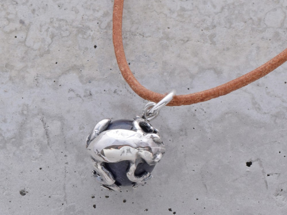 Frog ball pendant sapphire leather cord necklace 第3張的照片