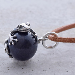 Frog ball pendant sapphire leather cord necklace 第4張的照片