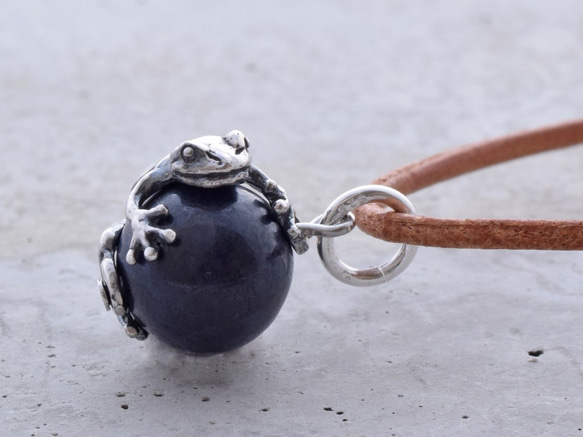 Frog ball pendant sapphire leather cord necklace 第4張的照片