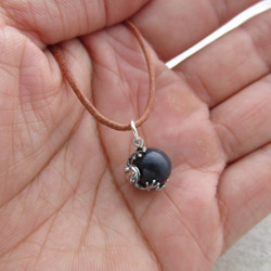 Frog ball pendant sapphire leather cord necklace 第5張的照片