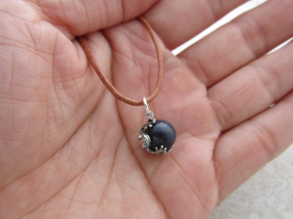 Frog ball pendant sapphire leather cord necklace 第5張的照片