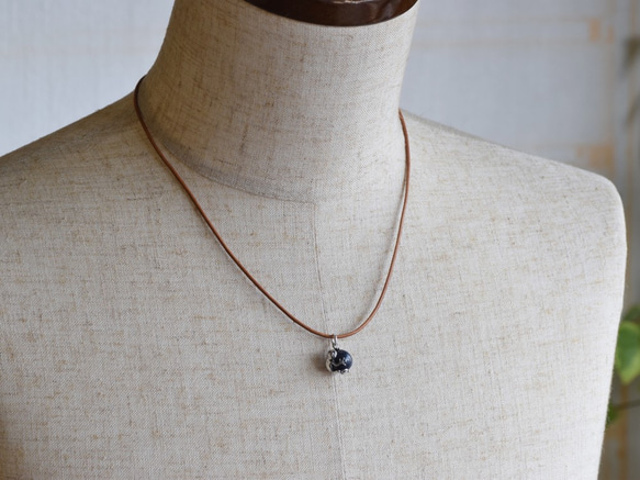 Frog ball pendant sapphire leather cord necklace 第7張的照片
