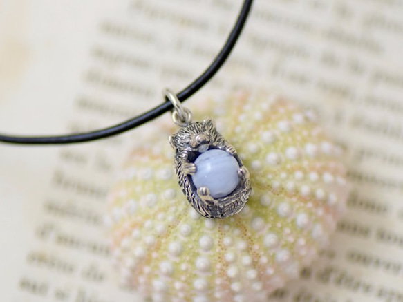 Hedgehog ball pendant blue race leather cord necklace 第1張的照片