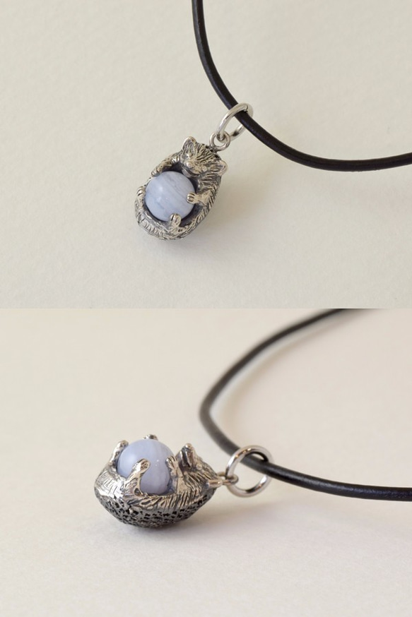 Hedgehog ball pendant blue race leather cord necklace 第2張的照片