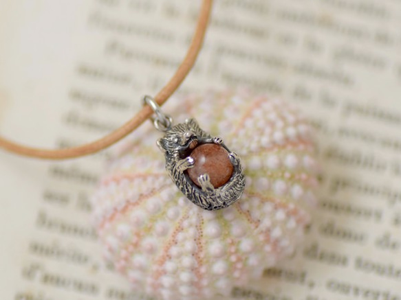 Hedgehog ball pendant sunstone leather cord necklace 第1張的照片