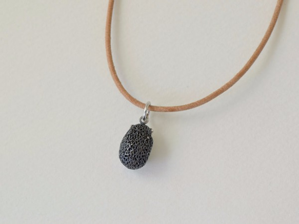 Hedgehog ball pendant sunstone leather cord necklace 第3張的照片