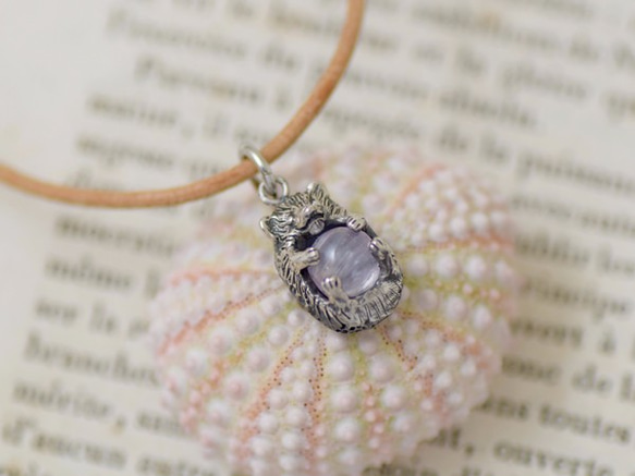 Hedgehog ball pendant kunzite leather cord necklace 第1張的照片