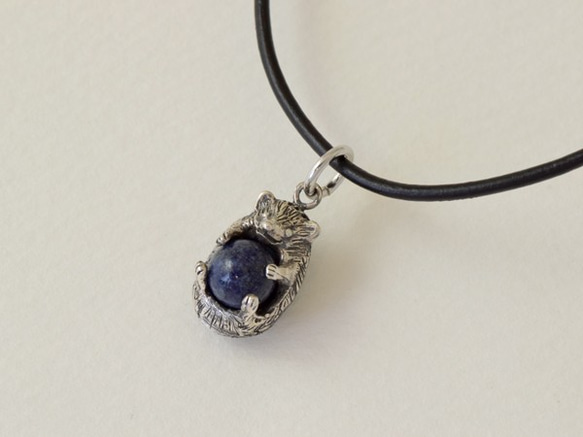 Hedgehog ball pendant Lapislazuli leather cord necklace 第2張的照片