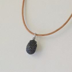 Hedgehog ball pendant turquoise leather cord necklace 第3張的照片