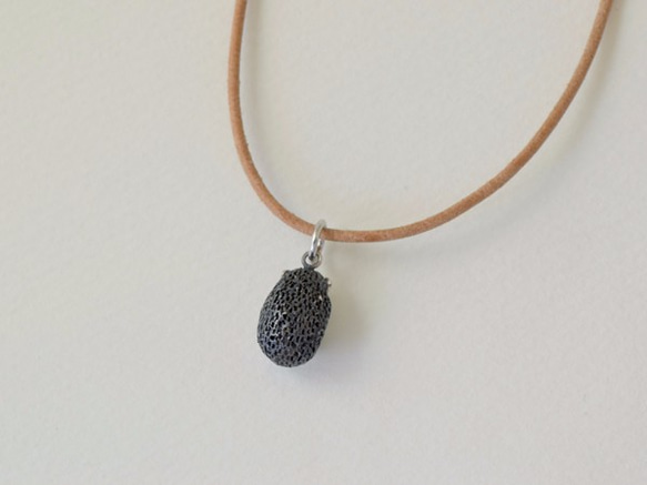 Hedgehog ball pendant turquoise leather cord necklace 第3張的照片