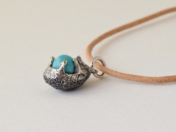 Hedgehog ball pendant turquoise leather cord necklace 第4張的照片