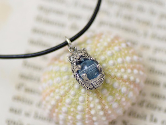 Hedgehog ball pendant blue Topaz leather cord necklace 第1張的照片