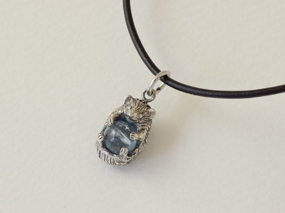 Hedgehog ball pendant blue Topaz leather cord necklace 第2張的照片