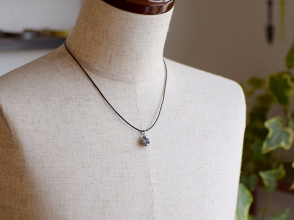 Hedgehog ball pendant blue Topaz leather cord necklace 第7張的照片