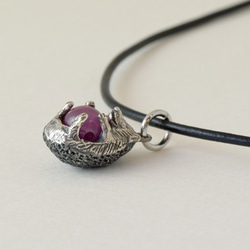 Hedgehog ball pendant ruby leather cord necklace 第4張的照片