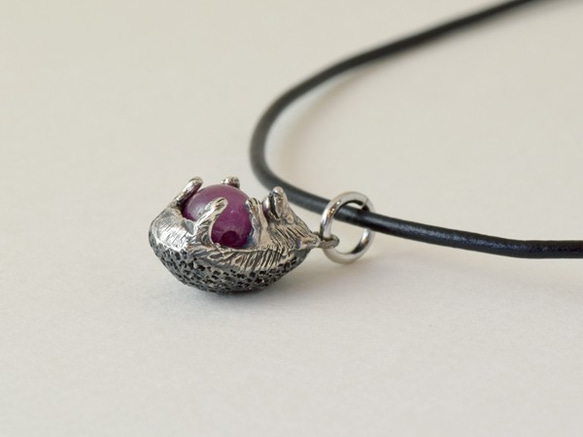 Hedgehog ball pendant ruby leather cord necklace 第4張的照片