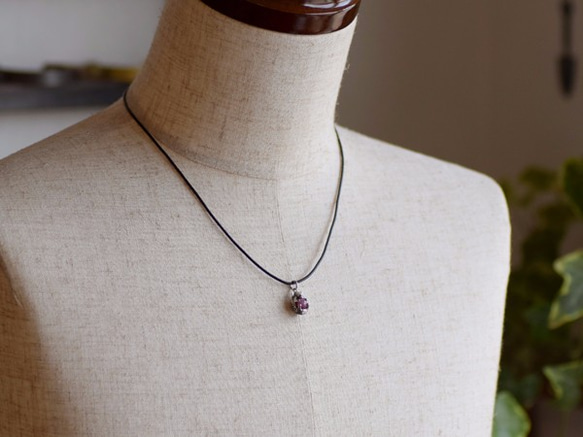 Hedgehog ball pendant ruby leather cord necklace 第7張的照片