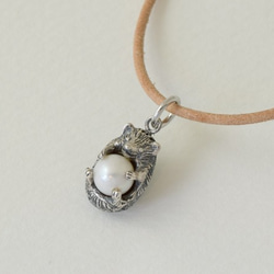 Hedgehog ball pendant freshwater Pearl leather cord necklace 第2張的照片