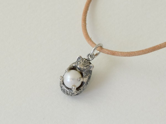 Hedgehog ball pendant freshwater Pearl leather cord necklace 第2張的照片