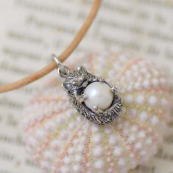 Hedgehog ball pendant freshwater Pearl leather cord necklace 第1張的照片