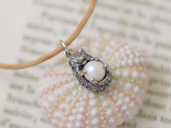 Hedgehog ball pendant freshwater Pearl leather cord necklace 第1張的照片