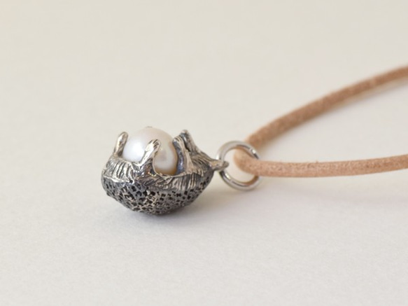 Hedgehog ball pendant freshwater Pearl leather cord necklace 第4張的照片